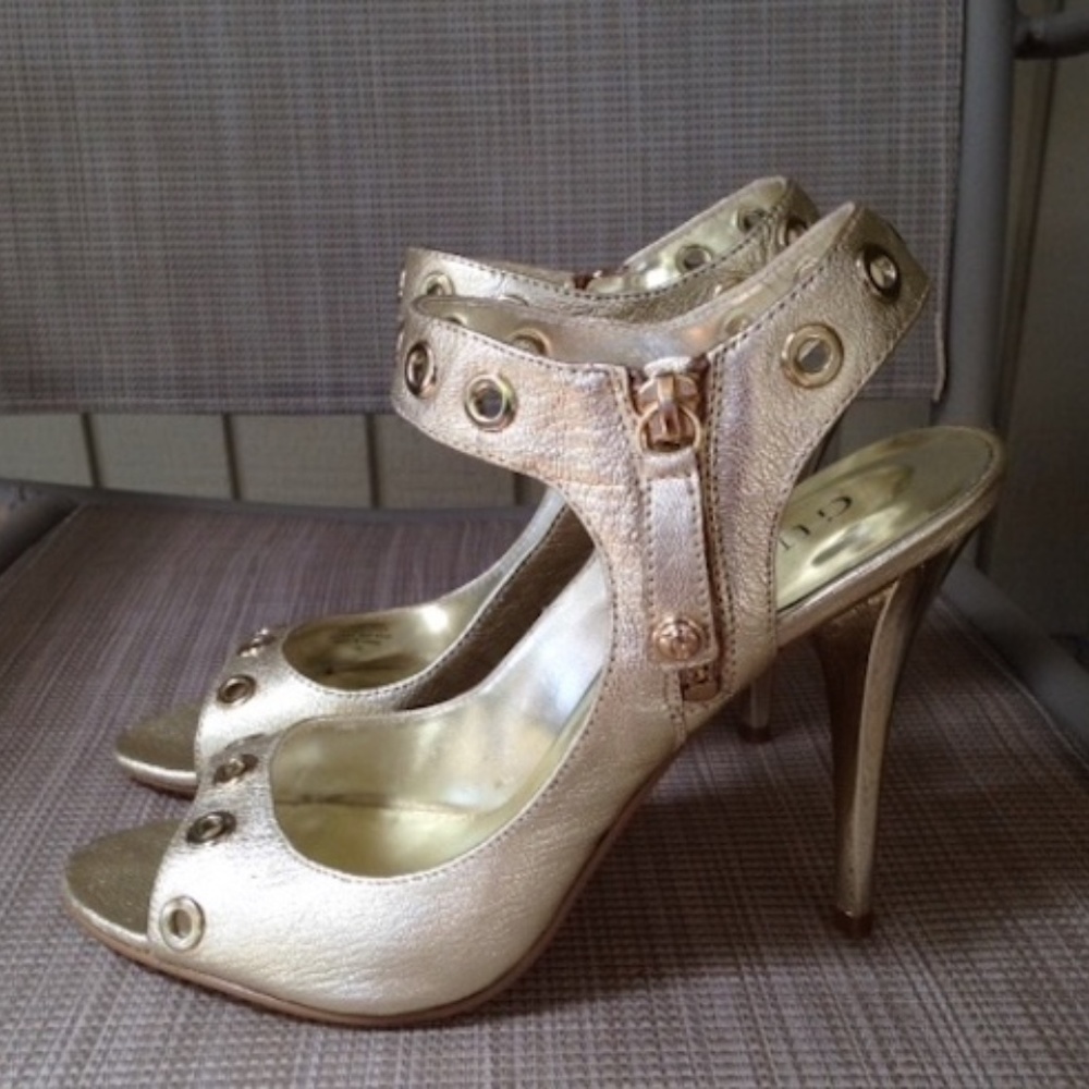 GUESS GOLD LEATHER OLYMPIC HEELS SANDALS GROMMETS